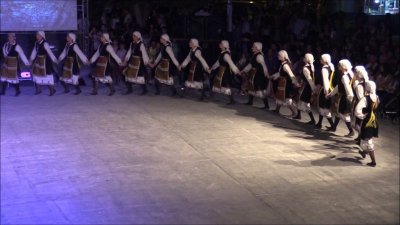 Χοροί και τραγούδια στα σοκάκια της παλιάς πόλης του Ναυπλίου