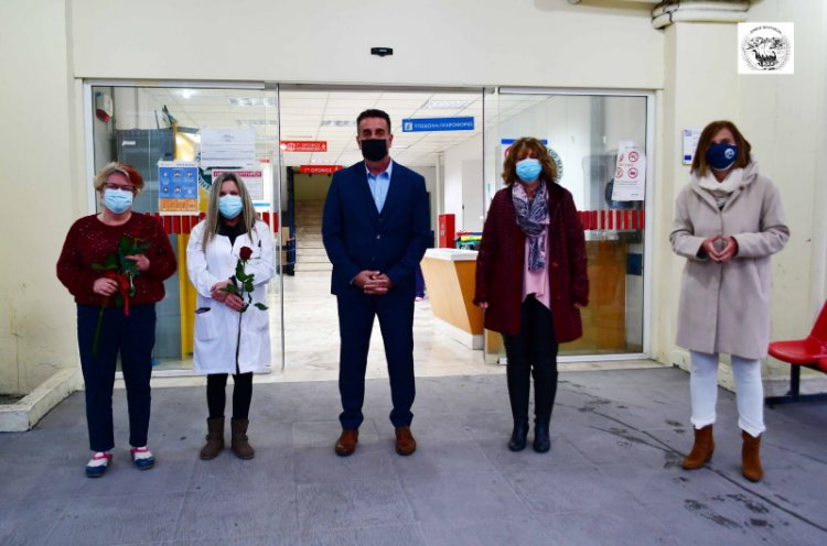 Ο Δήμαρχος Ναυπλιέων Δημήτρης Κωστούρος προσέφερε λουλούδια και γλυκά στο γυναικείο υγειονομικό προσωπικό του Νοσοκομείου Ναυπλίου