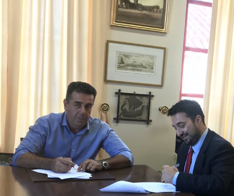 Ο Δήμαρχος Ναυπλιέων Δημήτρης Κωστούρος υπέγραψε τη σύμβαση για την εκβάθυνση του λιμανιού