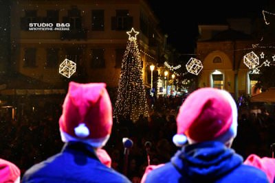 Άναψε το δέντρο στις καρδιές των Ναυπλιωτών πριν φωταγωγηθεί το δέντρο της πόλης